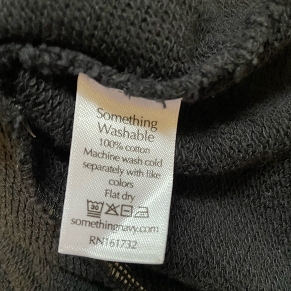 SOMETHING NAVY DOTTIE HOODED SWEATSHIRT DRESS IN BLACK - Picture 10 of 10